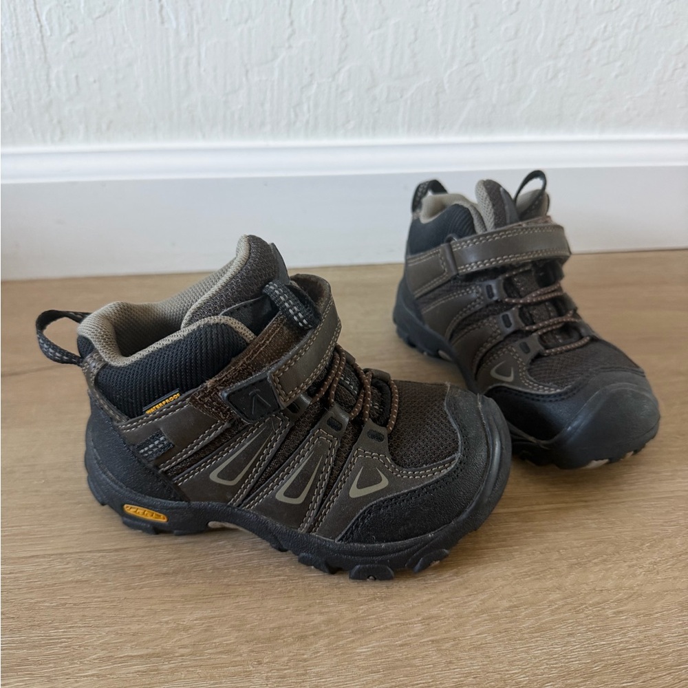 Keens boys Kids Brown and Black Hiking Boots shoes size 8
